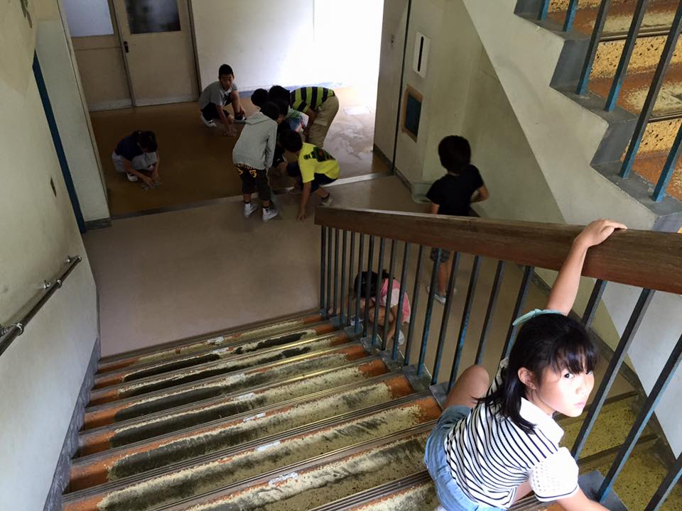 Menjaga Kebersihan Sekolah Anak anak Jepang oleh Weedy Menjaga Kebersihan Sekolah Anak anak Jepang oleh Weedy