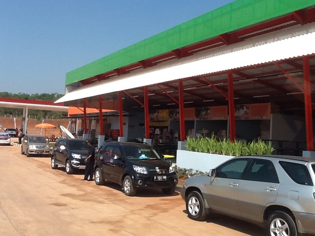 Rehat sejenak di Rest Area Tubuhpun Bugar (foto koleksi pribadi)