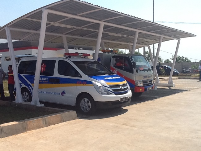 Mobil ambulans dan derek siaga di pintu tol Cikopo (foto koleksi pribadi)