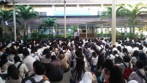pengarahan siswa sebelum masuk kelas di smp labschool jakarta