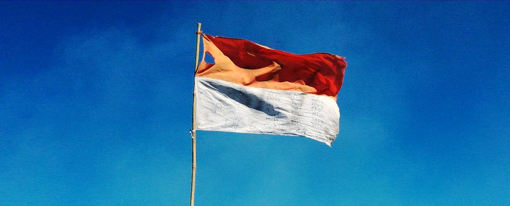 Merah Putih Ternoda Vandalisme Di Puncak G Slamet Kompasiana Com