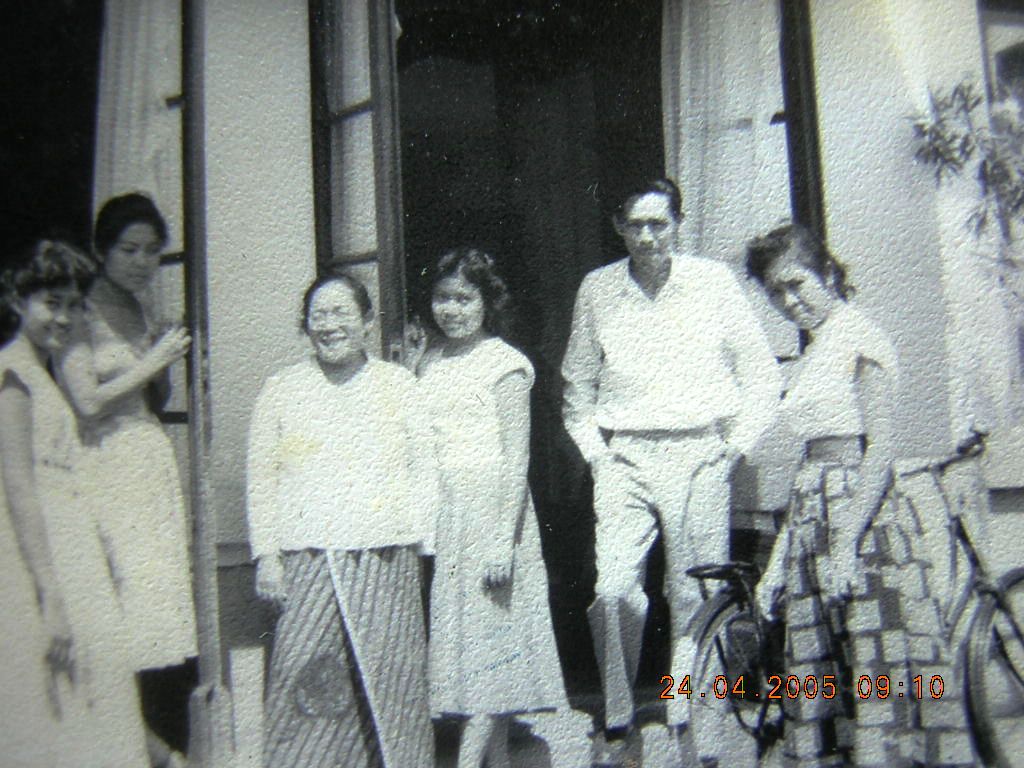 Ibu asrama Putri , di Asrama Putri ITB jalan Sawunggaling Bandung tempo dulu, tahun 1950an.