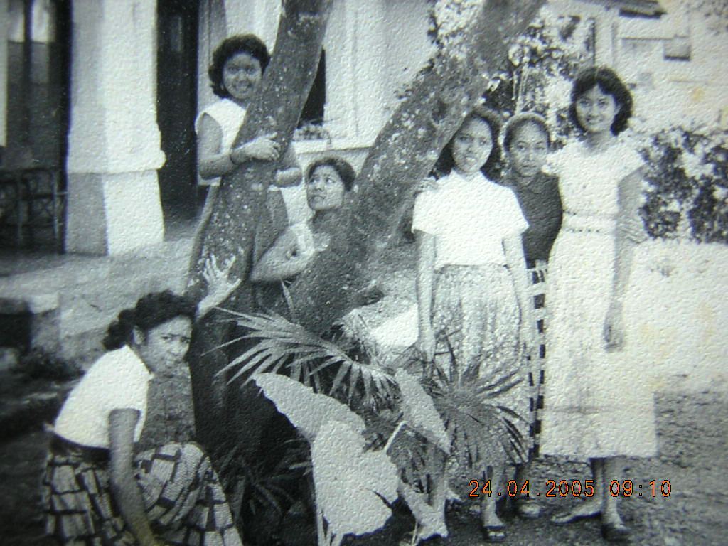 Berfoto ria, mejeng di halaman Asrama Sawunggaling, tampak mahasiswi ITB tahun 1950an, Bunda Nur, Bunda Saraswati Soehardjo, dan lainnya. Sebelum pindah ke srama Putri Gelapnyawang. Selanjutnya berubah menjadi asrama Putra ITB. Sekarang Hotel Bumi Sawunggaling, jalan Sawunggalng Bandung. 