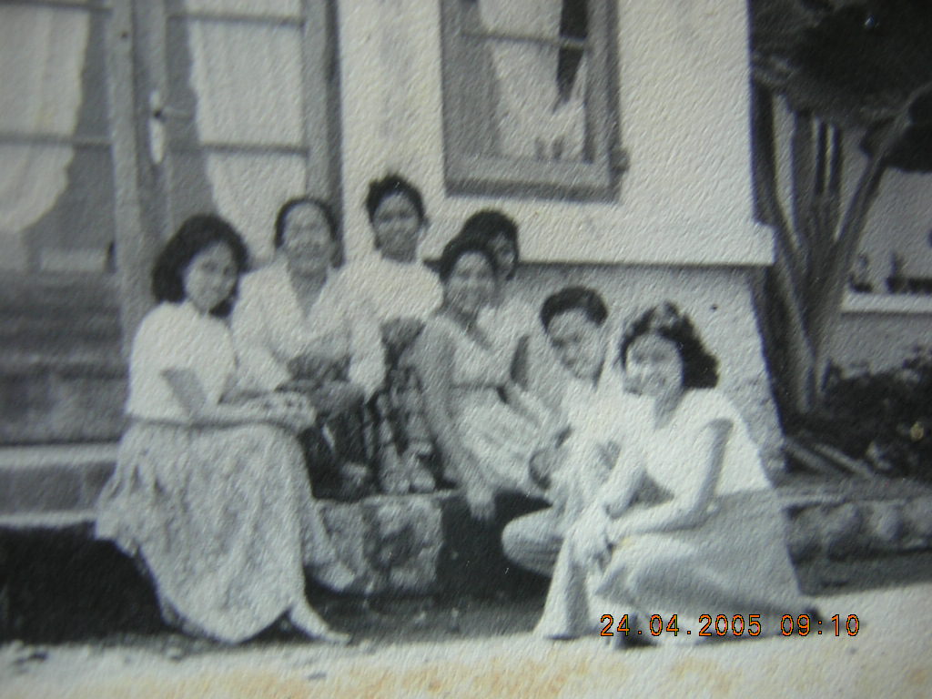 Penghuni asrama putri ITB Sawunggaling tahun 1954, sebelum pindah ke Asrama Jalan Gelapnyawang 