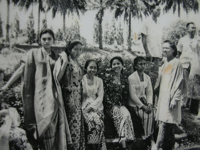 Bunda Elsye, BUnda Nur, Bunda Saraswati , dan lainnya. Di Taman Ganesha Bandung Tempo Dulu, tahun 1950an, saat berkebaya dan baju daerah, Hari Kartini