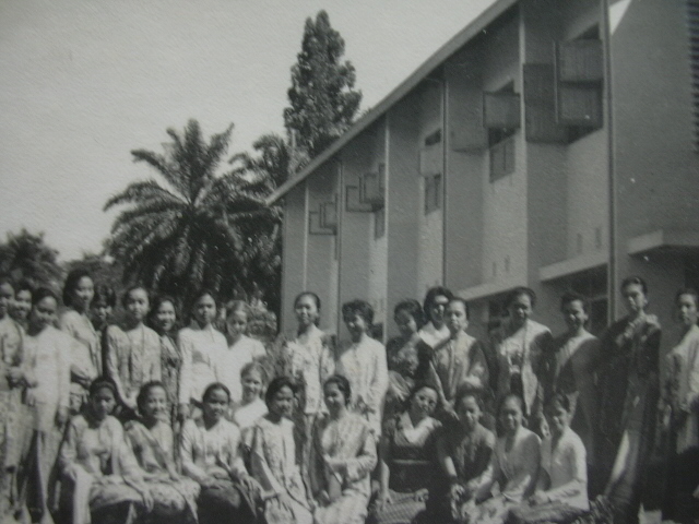 Hari Kartini, berkebaya, penghuni asrama Putri ITB Gelapnyawang, 1950an, Bandung Tempo Dulu, penuh kisah kenangan, sejarah asrama putri ITB