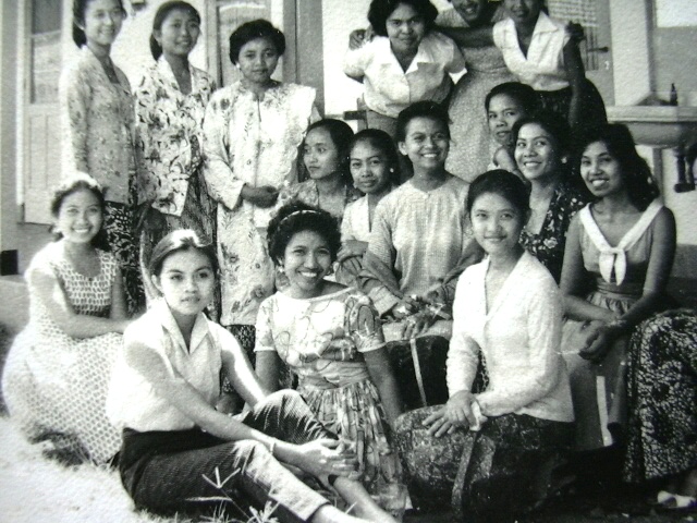 Bunda Elsye bersama mahasiswi ITB Bandung Tempo Dulu tahun 1950an, penghuni asrama putri Gelapnyawang, kenangan indah   jadul.