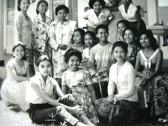 Bunda Elsye bersama mahasiswi ITB Bandung Tempo Dulu tahun 1950an, penghuni asrama putri Gelapnyawang, kenangan indah jadul.