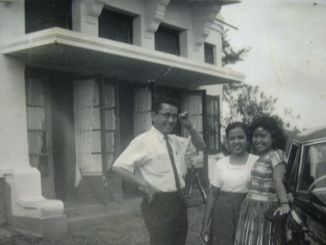 Bunda Nur bersama temannya Bunda Sulastri , dan ayahnya M Yunus, di depan asrama Sawunggaling, tahun 1950an. Bangunan heritage ini  sekarang menjadi Hotel Bumi Sawunggaling Bandung.