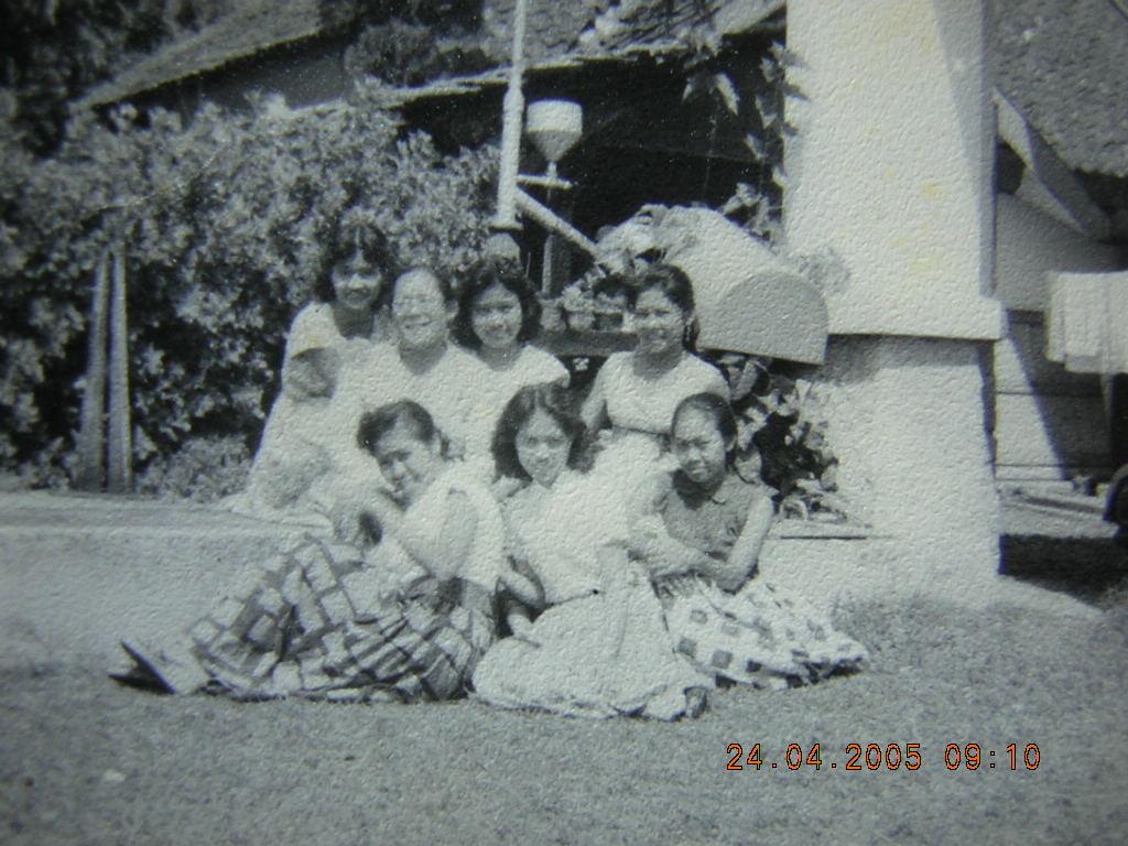 Penghuni Pertama Asrama Putri ITB jalan Gelapnyawang Bandung, sebelumnya adalah penghuni asrama Putri jalan Sawunggaling.
