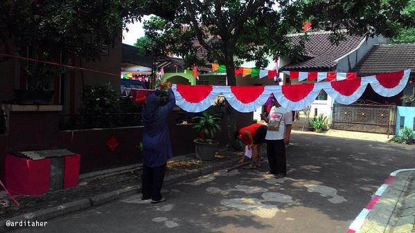 Menyambut HUT RI di Sebuah Komplek Kecil Ini oleh 