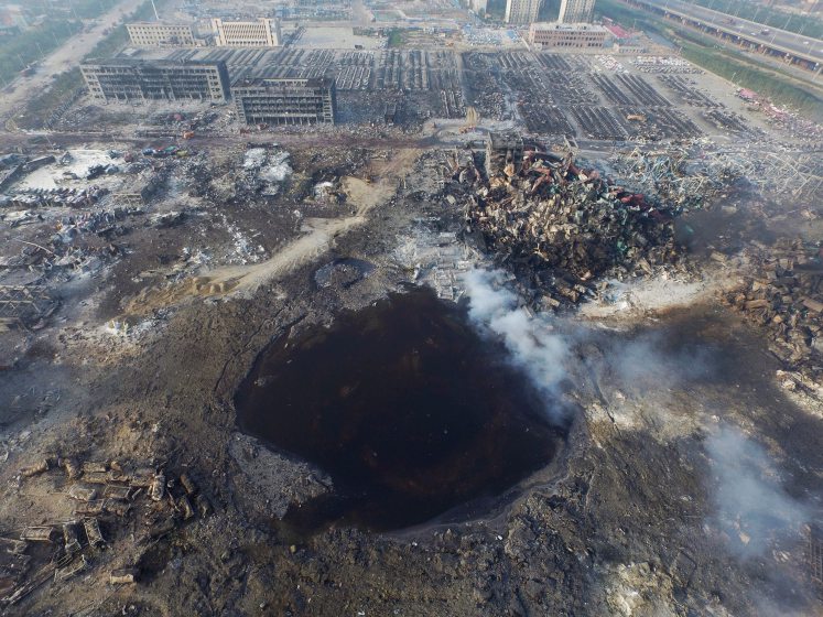 bersumber dari http://nypost.com/2015/08/16/more-explosions-blast-devastated-china-port/ :