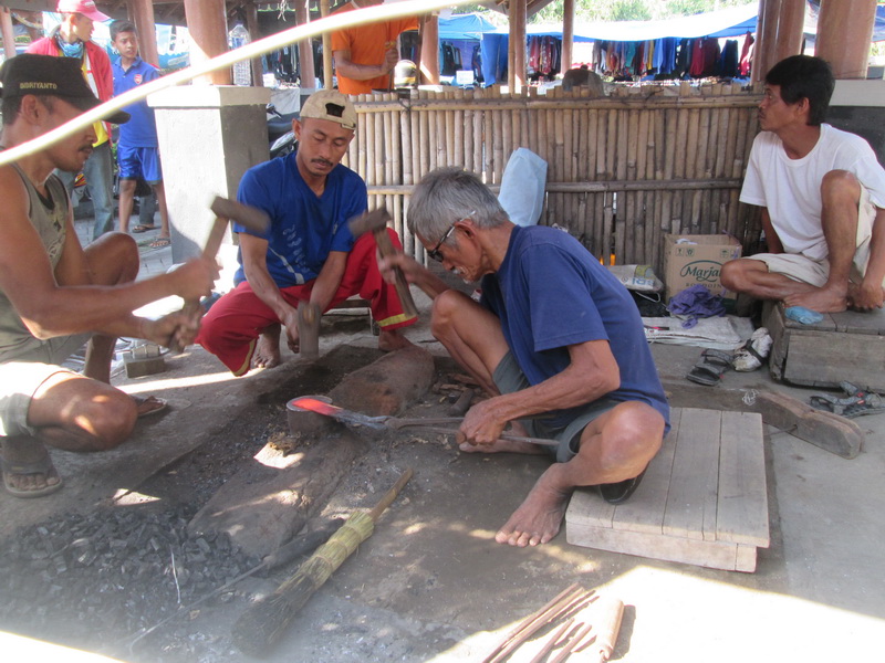 Pembuatan Pisau dan Alat Pertanian di Pasar Gawok Pembuatan Pisau dan Alat Pertanian di Pasar Gawok