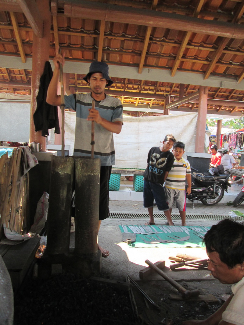 Pembuatan Pisau dan Alat Pertanian di Pasar Gawok Halaman Pembuatan Pisau dan Alat Pertanian di Pasar Gawok Halaman