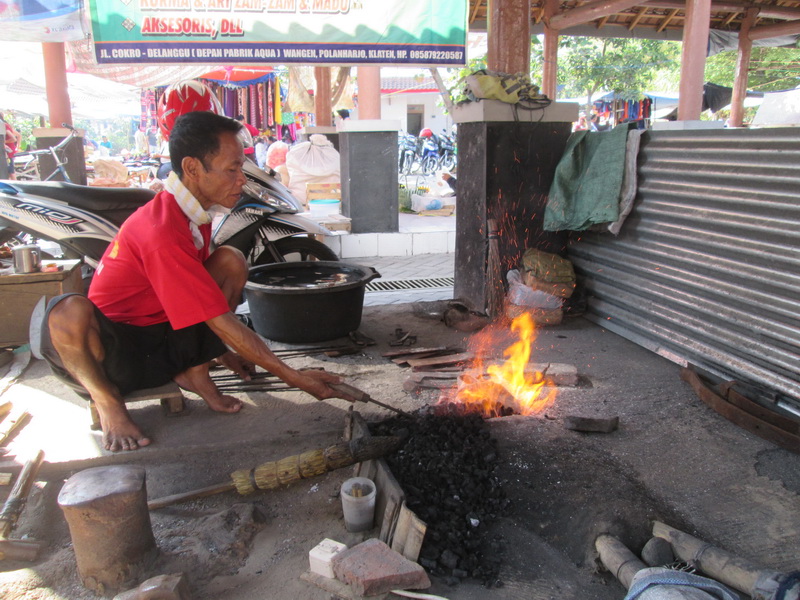 Pembuatan Pisau dan Alat Pertanian di Pasar Gawok Pembuatan Pisau dan Alat Pertanian di Pasar Gawok