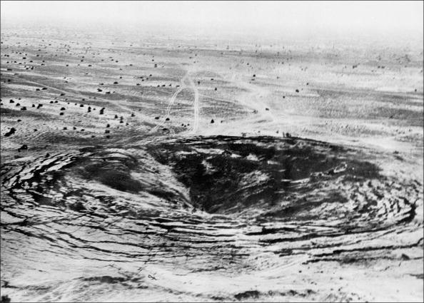 Sumber: Fas.org; Foto di atas, menurut komunitas intelijen Amerika, ledakan berkekuatan 4-6 kiloton di pendam sedalam 107m, diameter lubang setelah ledakan 47-75m. Tes nuklir dilakukan di kawasan Pokhran, India, 18 Mei 1974.