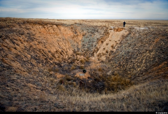 Sumber: Foto di atas adalah lokasi pertama kali test bom nuklir(1949) oleh Rusia di kawasan Semipalatinks, Kazakhtan, 20 tahun kemudian; aboutkazakhtan.com.