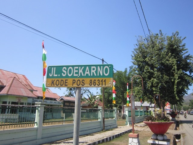 Foto: Jalan Soekarno diabadikan tepat di depan Taman Renungan Bung Karno