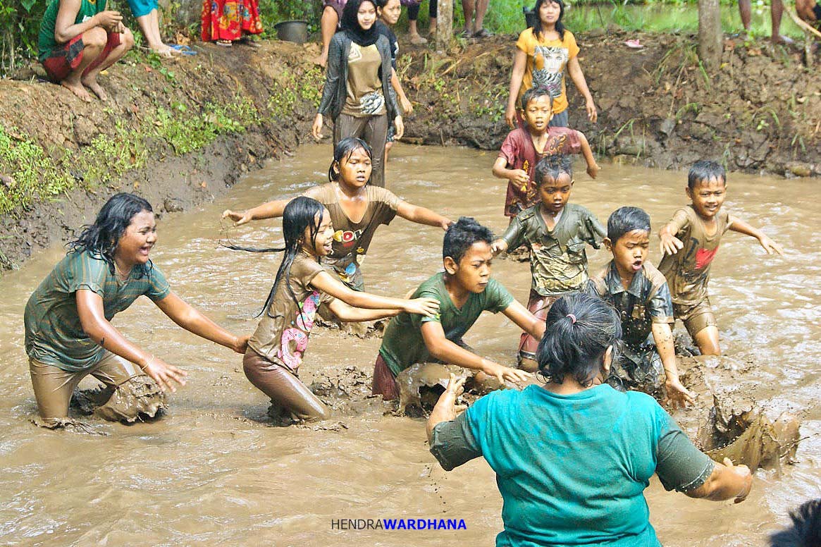 Keseruan Anak dan Orang Tua Berlomba Menangkap Ikan di Keseruan Anak dan Orang Tua Berlomba Menangkap Ikan di