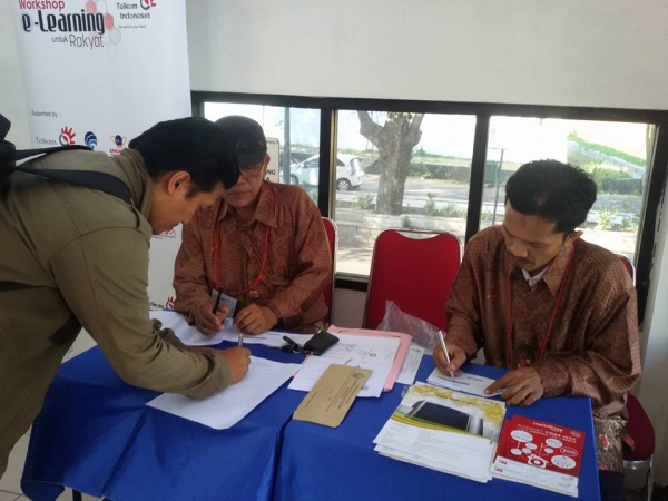 Aki tri dan mas nono menerima registrasi ulang peserta workshop