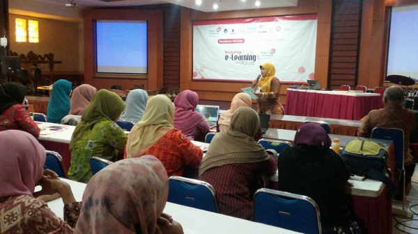 ibu juli dwi susanti membuka acara