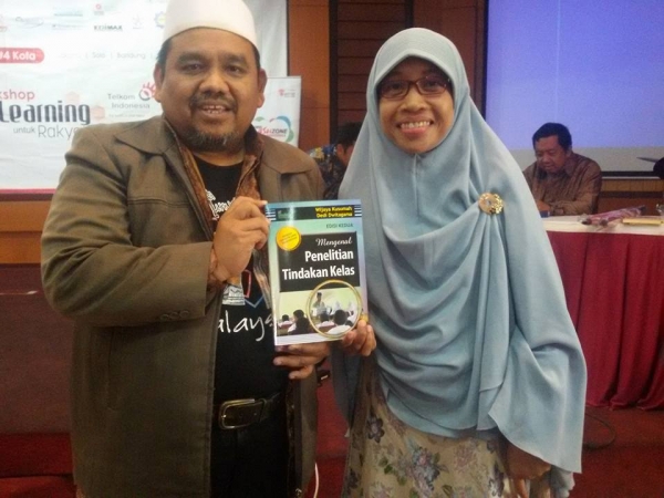 Doorprize buku PTK omjay di acara workshop elearning