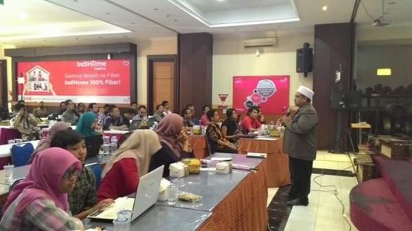 Omjay di telkom solo memberikan motivasi kepada kawan-kawan guru