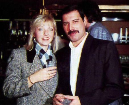 Freddie Mercury dengan pacar wanitanya, Mary Austin (sumber: fanpop.com)