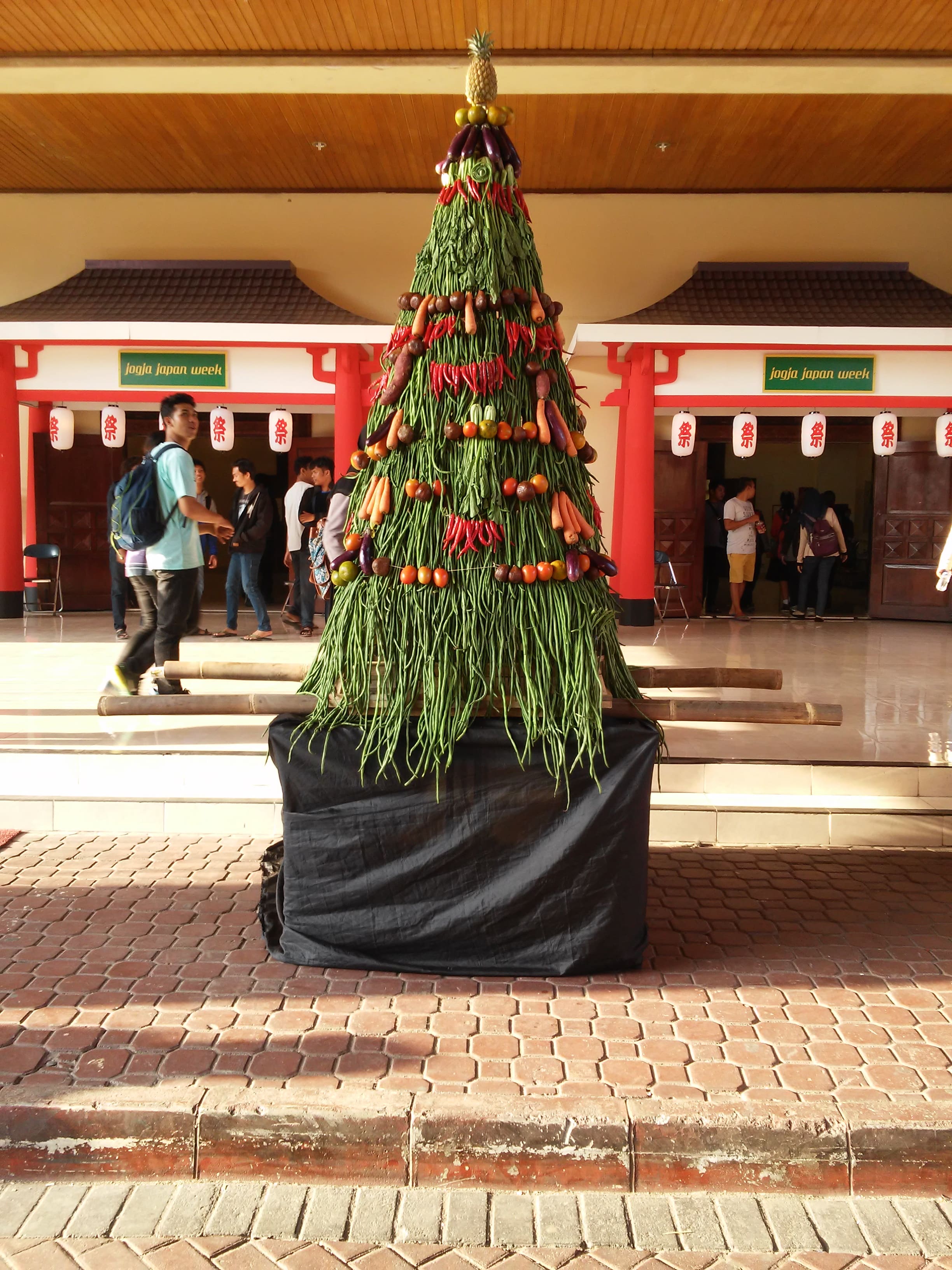 Di dalam ruang stand stand kreasi bertebaran Di dalam ruang stand stand kreasi bertebaran