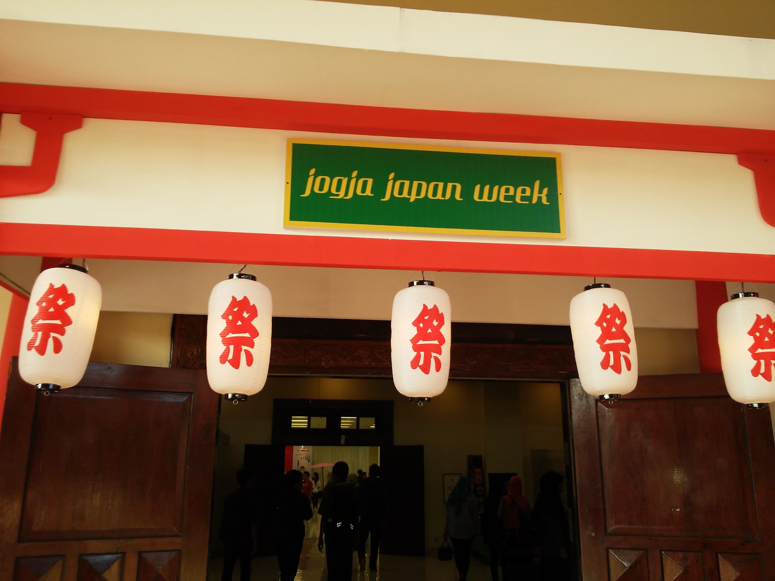 Semakin masuk ke GSP tampaklah gunungan yang khas budaya jawa dan replika tugu jogja menghiasi pintu masuk ke ruang utama Semakin masuk ke GSP tampaklah gunungan yang khas budaya jawa dan replika tugu jogja menghiasi pintu masuk ke ruang utama