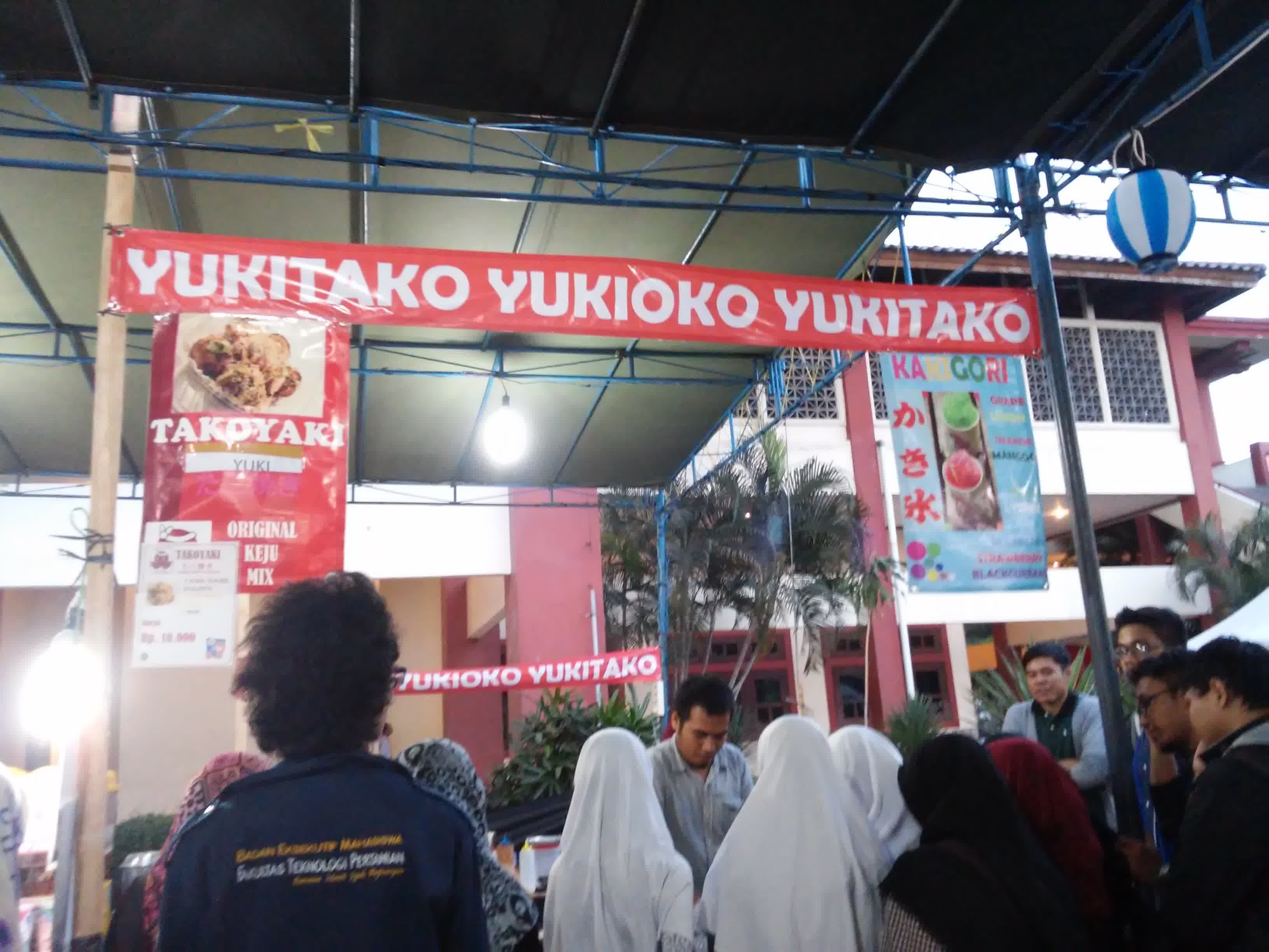 Petang pun menjelang hiasan lampion bertebaran di langit langit GSP tetapi pengunjung yang datang tidak berkurang bahkan cenderung meningkat Petang pun menjelang hiasan lampion bertebaran di langit langit GSP tetapi pengunjung yang datang tidak berkurang bahkan cenderung meningkat