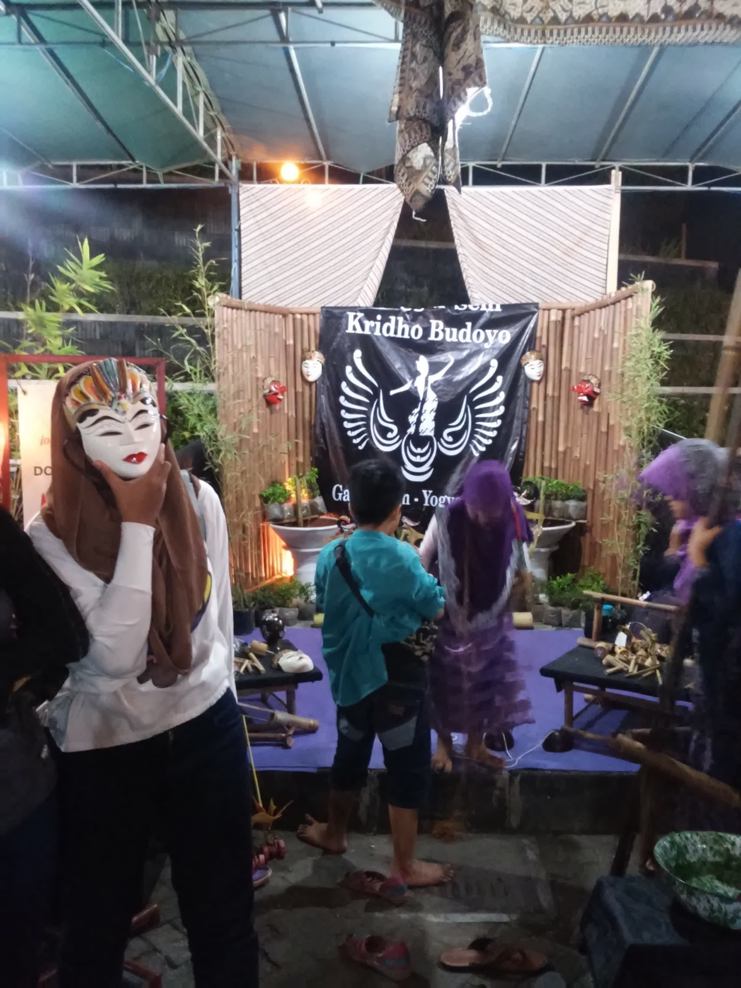 stand yang selalu bersiap untuk mengajarkan Jemparingankepada semua orang menempati bagian paling barat di GSP “disarankan bagi yang ingin belajar stand yang selalu bersiap untuk mengajarkan Jemparingankepada semua orang menempati bagian paling barat di GSP “disarankan bagi yang ingin belajar