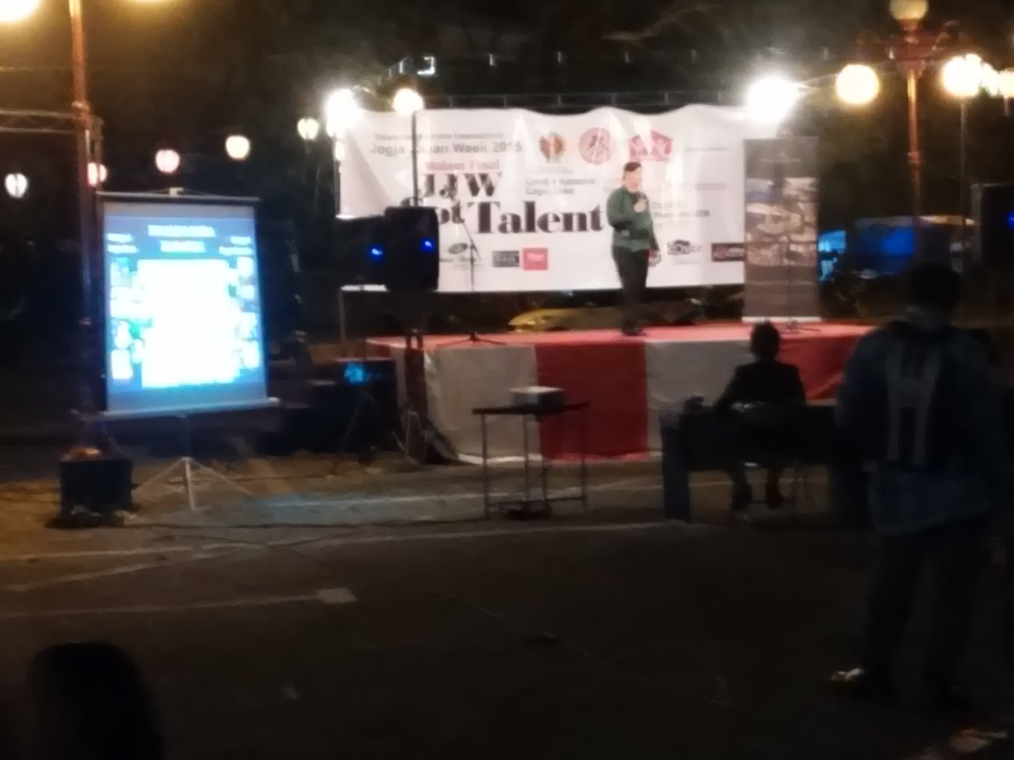 Di area panggung outdoor ada penampilan para finalis JJW Got Talent Di area panggung outdoor ada penampilan para finalis JJW Got Talent