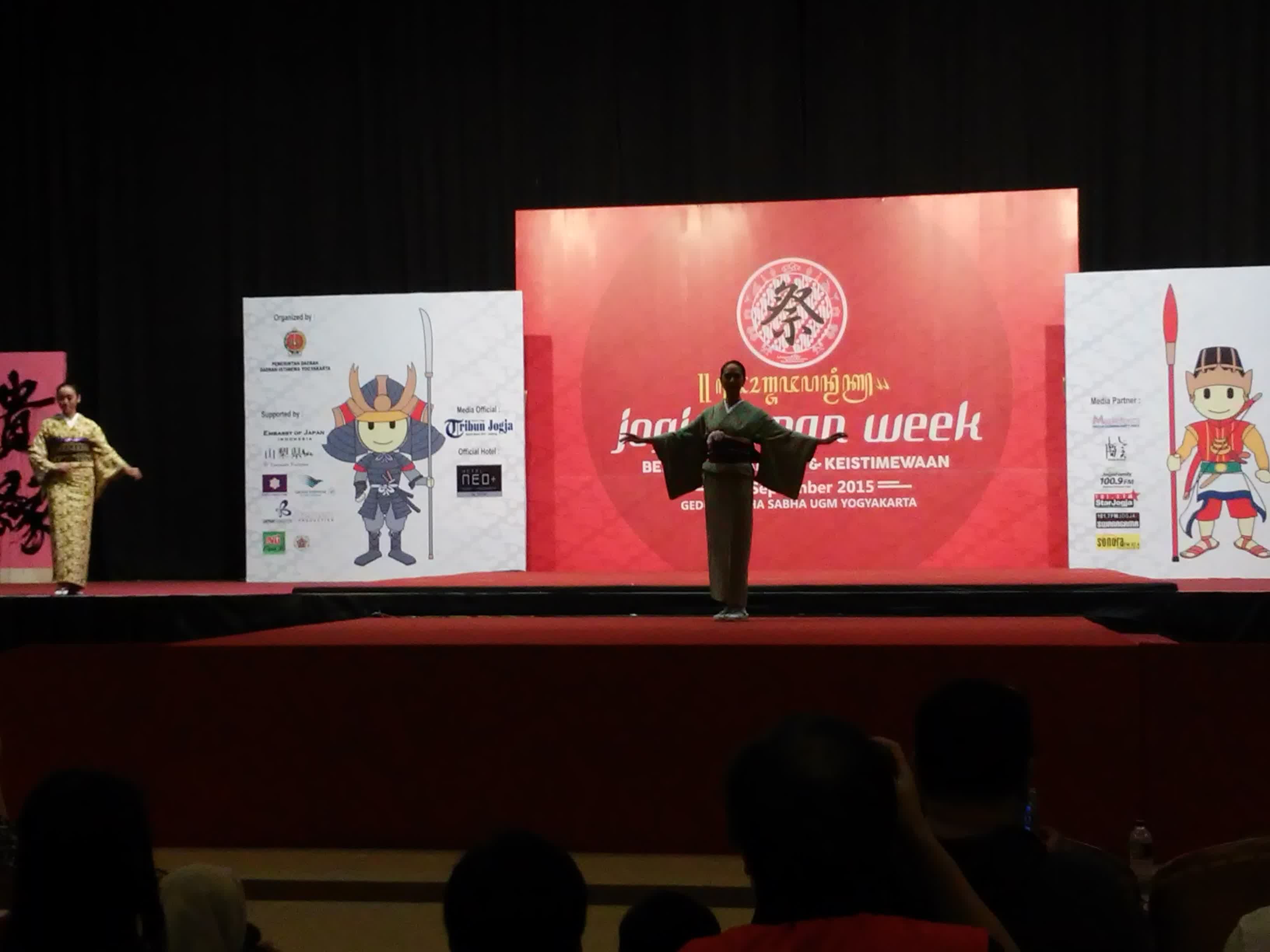 Sedangkan di area seminar di lantai 2 terdapat fashion show dan tari tari jepang yang diiringi instrumen Jawa dan Jepang Sedangkan di area seminar di lantai 2 terdapat fashion show dan tari tari jepang yang diiringi instrumen Jawa dan Jepang