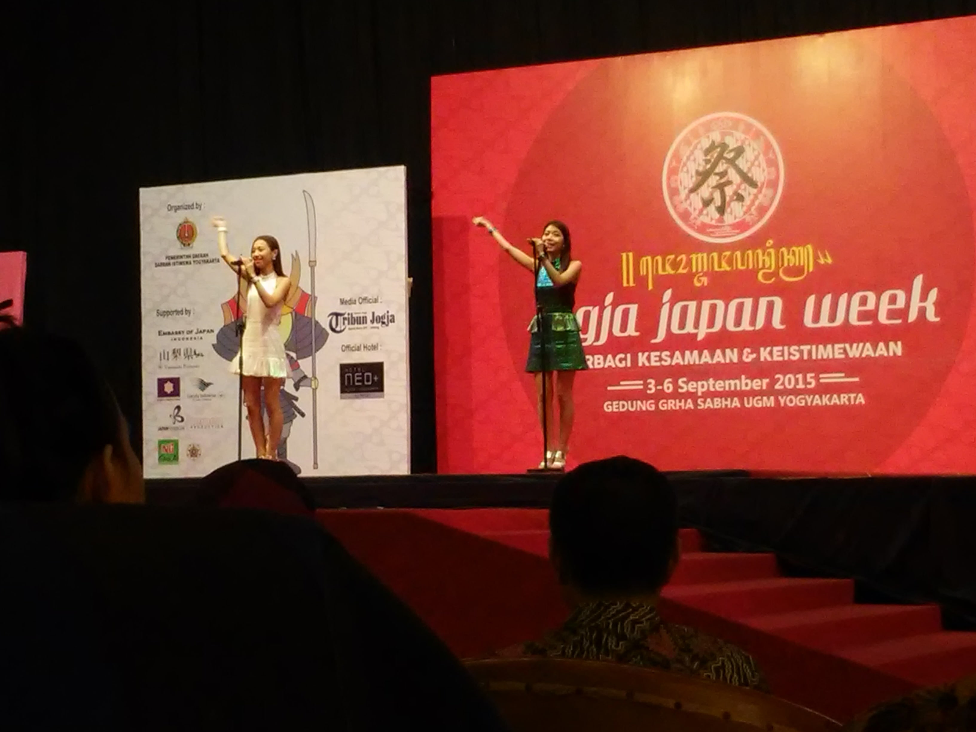 Dan acara terakhir ditutup dengan menari Bon Odori yang ditemani oleh Ai Hasuda San Dan acara terakhir ditutup dengan menari Bon Odori yang ditemani oleh Ai Hasuda San