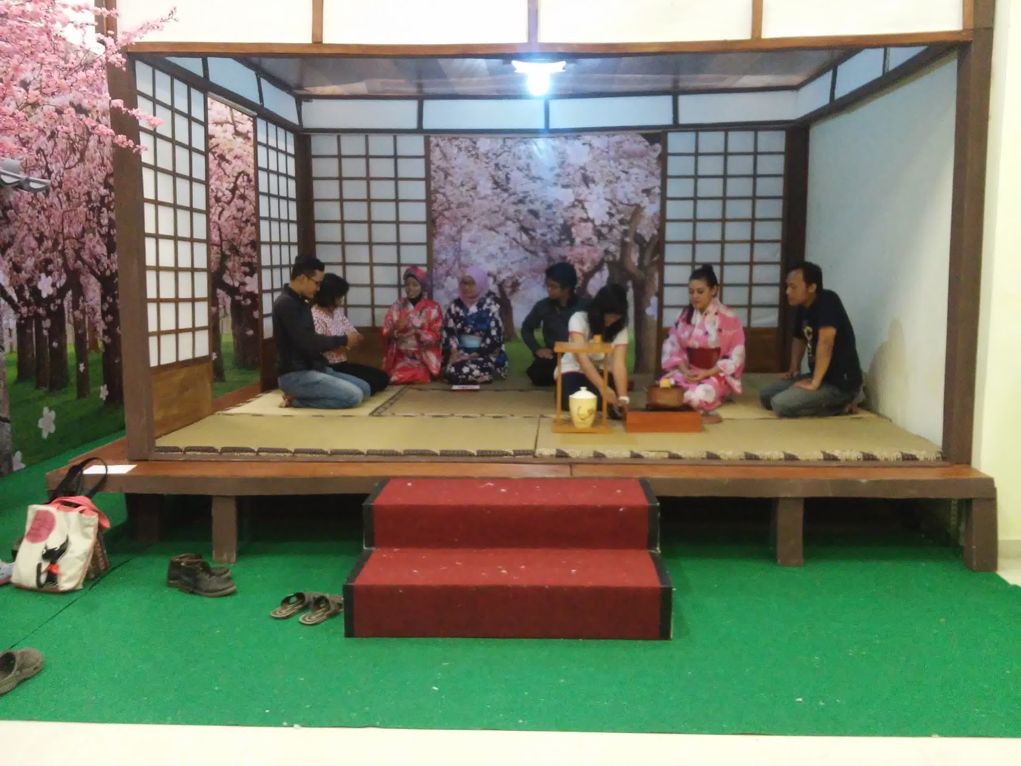 Dari ruang workshop pun terdengar suara suara gendang yang di tabuh dan benar U Maku Eisa tampil kembali di Dari ruang workshop pun terdengar suara suara gendang yang di tabuh dan benar U Maku Eisa tampil kembali di