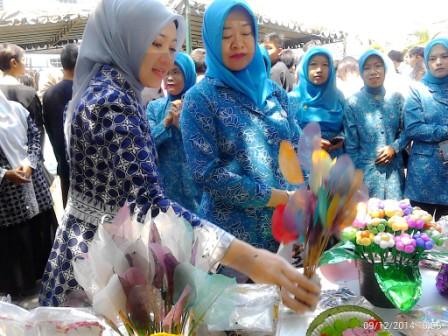 Ibu Atalia Ridwan Kamil (istri Walikota Bandung) bersama ibu Sigit Widyonindito (istri Walikota Magelang) , di Stand Karya Pengrajin Kriya PKK Kelurahan Manjahlega, Kecamatan Rancasari, Kota Bandung, 2014