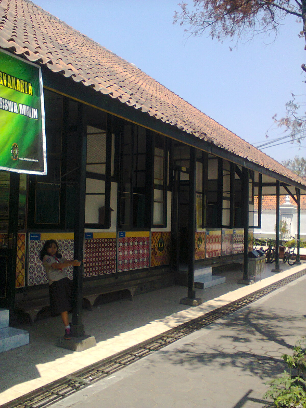 Dari informasi yang saya dapat dari orang sekitar sekolah dasar tersebut memang SD Negri Keputran 1 sudah berpuluh puluh tahun berdiri Dari informasi yang saya dapat dari orang sekitar sekolah dasar tersebut memang SD Negri Keputran 1 sudah berpuluh puluh tahun berdiri