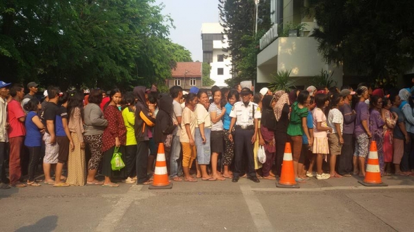 Antri Pembagian daging qurban di Labschool Jakarta