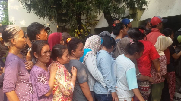 Antri dan tertib Pembagian daging qurban di Labschool Jakarta