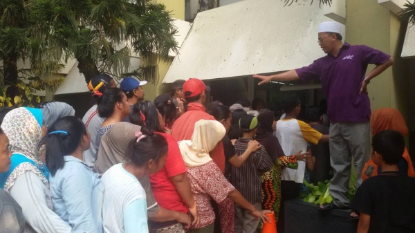 Pak Haji Ali Chudori turun langsung ke lapangan membagikan daging qurban kepada masyarakat sekitar labschool rawamangun