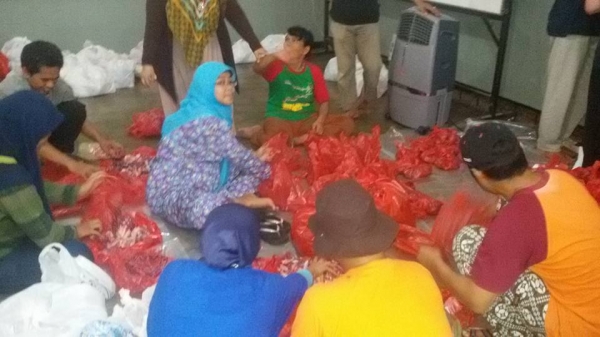 Bagian distribusi daging qurban siap membagikan
