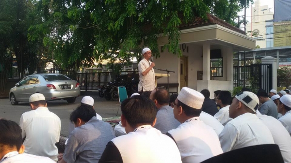Pak Rasman, Guru Bahasa Indoensia SMA Labschool Jakarta mebuka acara sholat idul adha di sekolah labschool jakarta