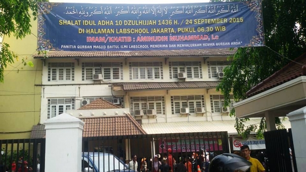 Spanduk sholat Idul Adha di halaman Labschool Jakarta