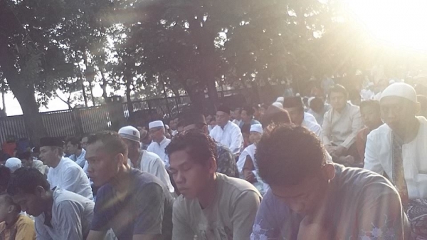 Suasana sholat idul adha di halaman labschool Jakarta