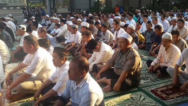 Jamaah mendengarkan Khotib Berkhutbah Idula Adha di halaman labschool Jakarta