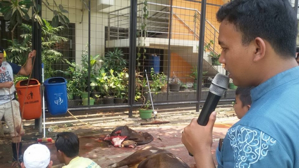 Panitia mengucapkan Takbir saat Penyembelihan hewa qurban di labschool Jakarta