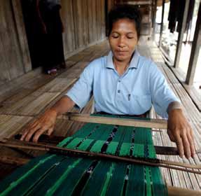 Warga Kampung Adat Bena, Ngada, Flores, NTT, membuat kerajinan tenun ikat yang kemudian dibuat menjadi sarung. Alat yang digunakan adalah alat tenun bukan mesin. Sumber gambar: dokumen Kompas.