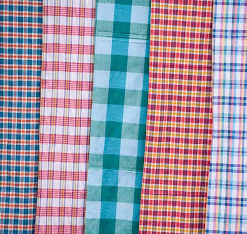 Sarung dengan motif kotak-kotak dan garis tumpang tindih adalah sarung yang kini populer di pasaran. Sumber gambar: Thinkstock