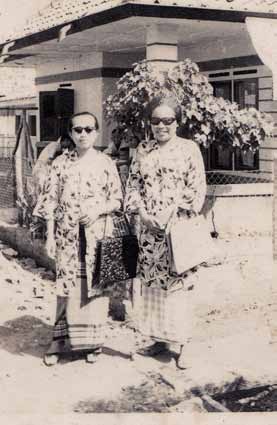"Perempuan Melayu di Pulau Bangka tahun 60-an mengenakan sarung yang dipadankan dengan kebaya. Perhatikan, mereka mengenakannya untuk berpergian ke luar rumah. Sumber: dokumen keluarga Djunaedi Achmad direproduksi oleh Hendra Nizwar."